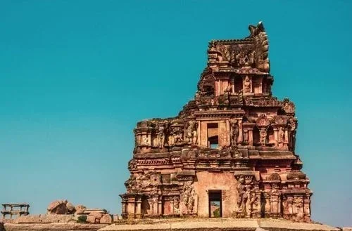 Hampi – UNESCO heritage ruins and rocky landscapes