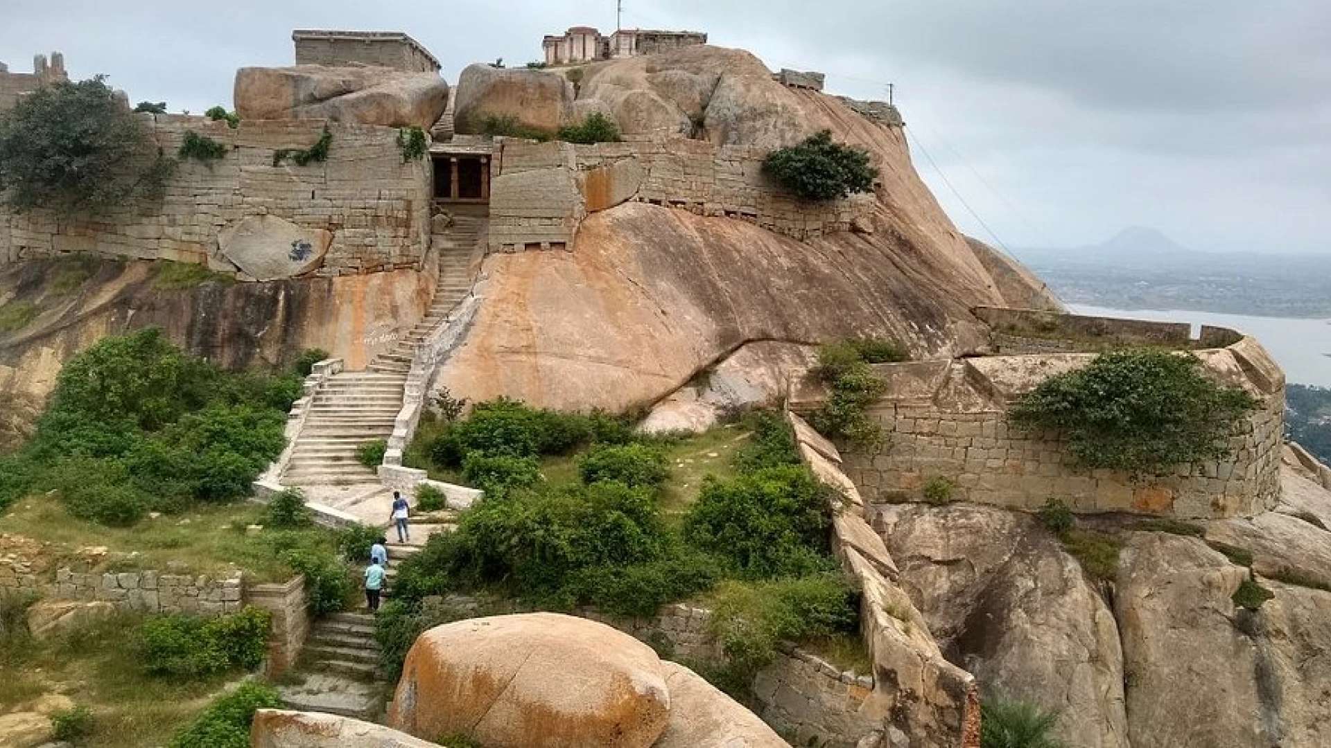 Gudibande Fort and Bhairasagar Lake